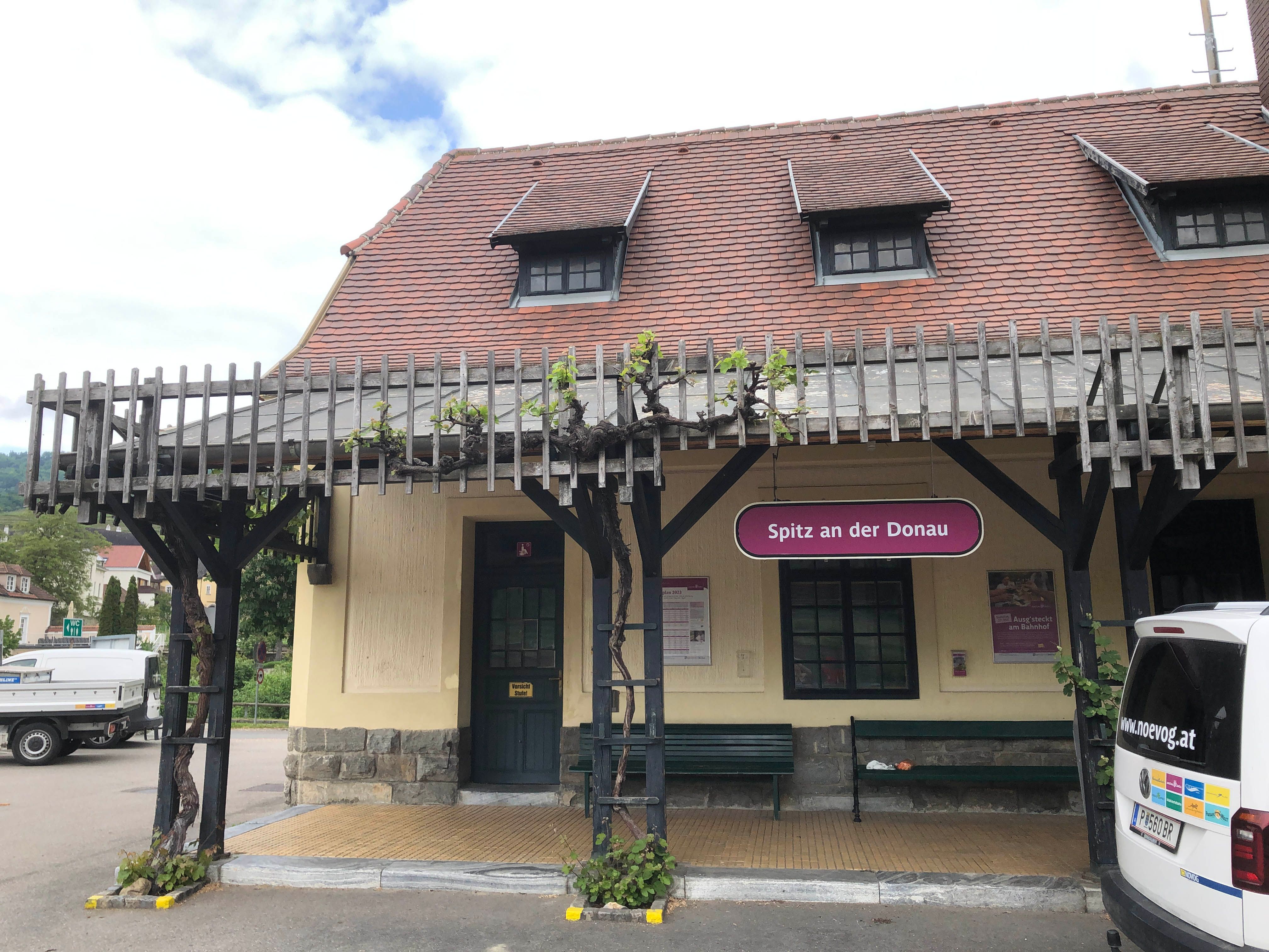 Bahnhof Spitz an der Donau mit Schild und überdachtem Eingang.