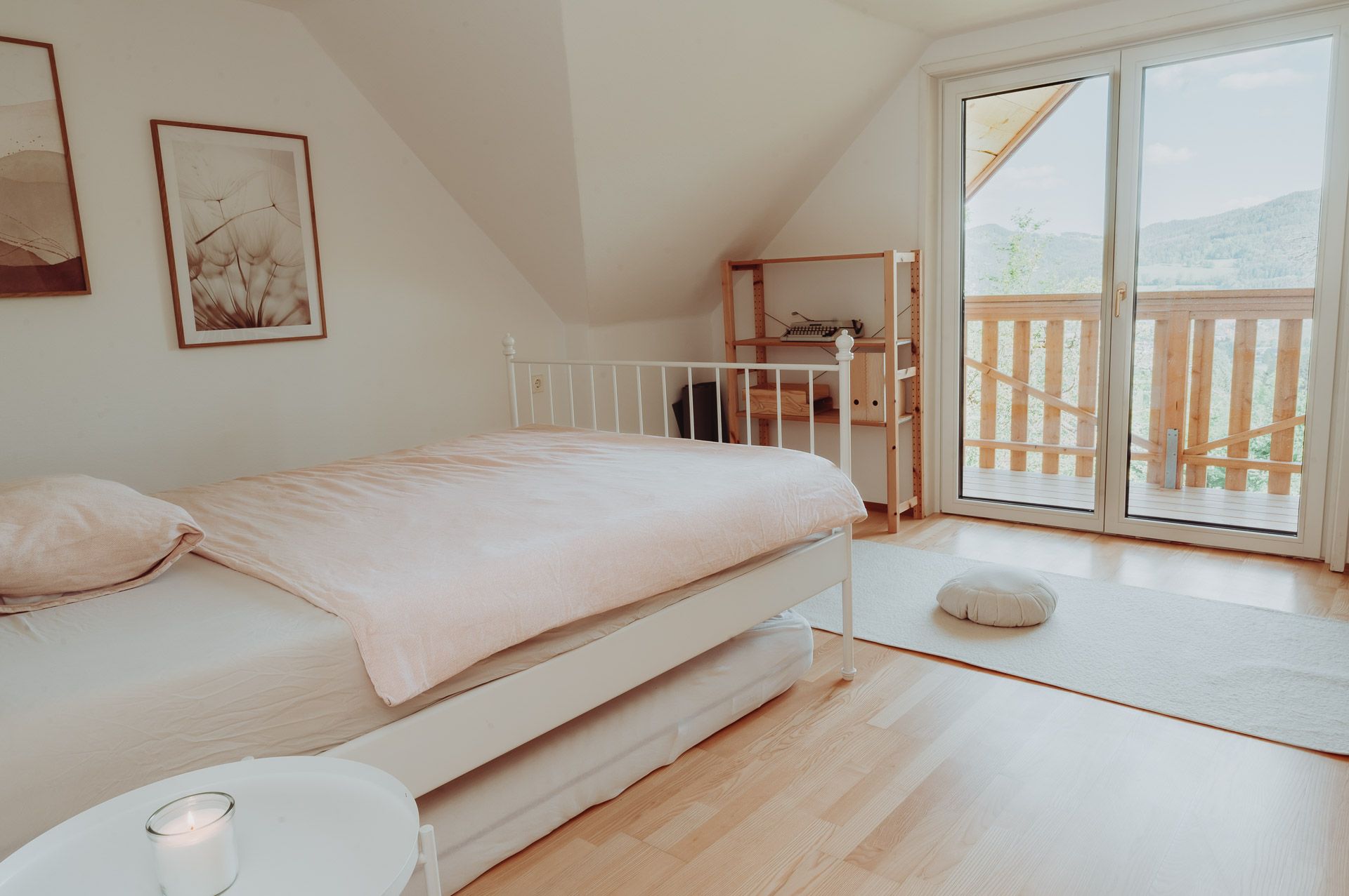Helles Schlafzimmer mit Bett, Balkon und minimalistischer Einrichtung.