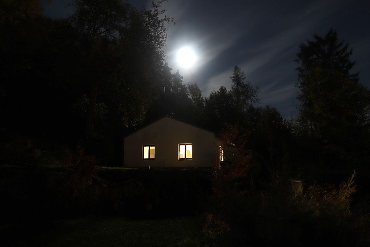 ur_haus_aussen_mondnacht_3313