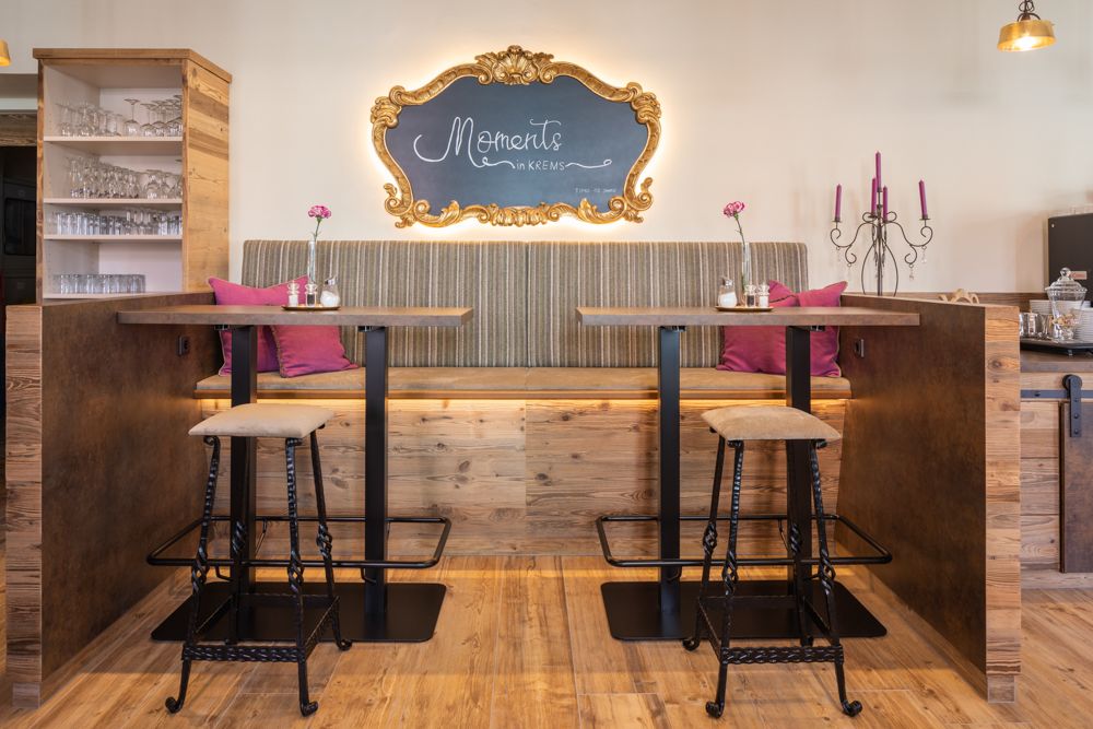 Gemütlicher Frühstücksbereich mit Holzmöbeln und Dekoration.