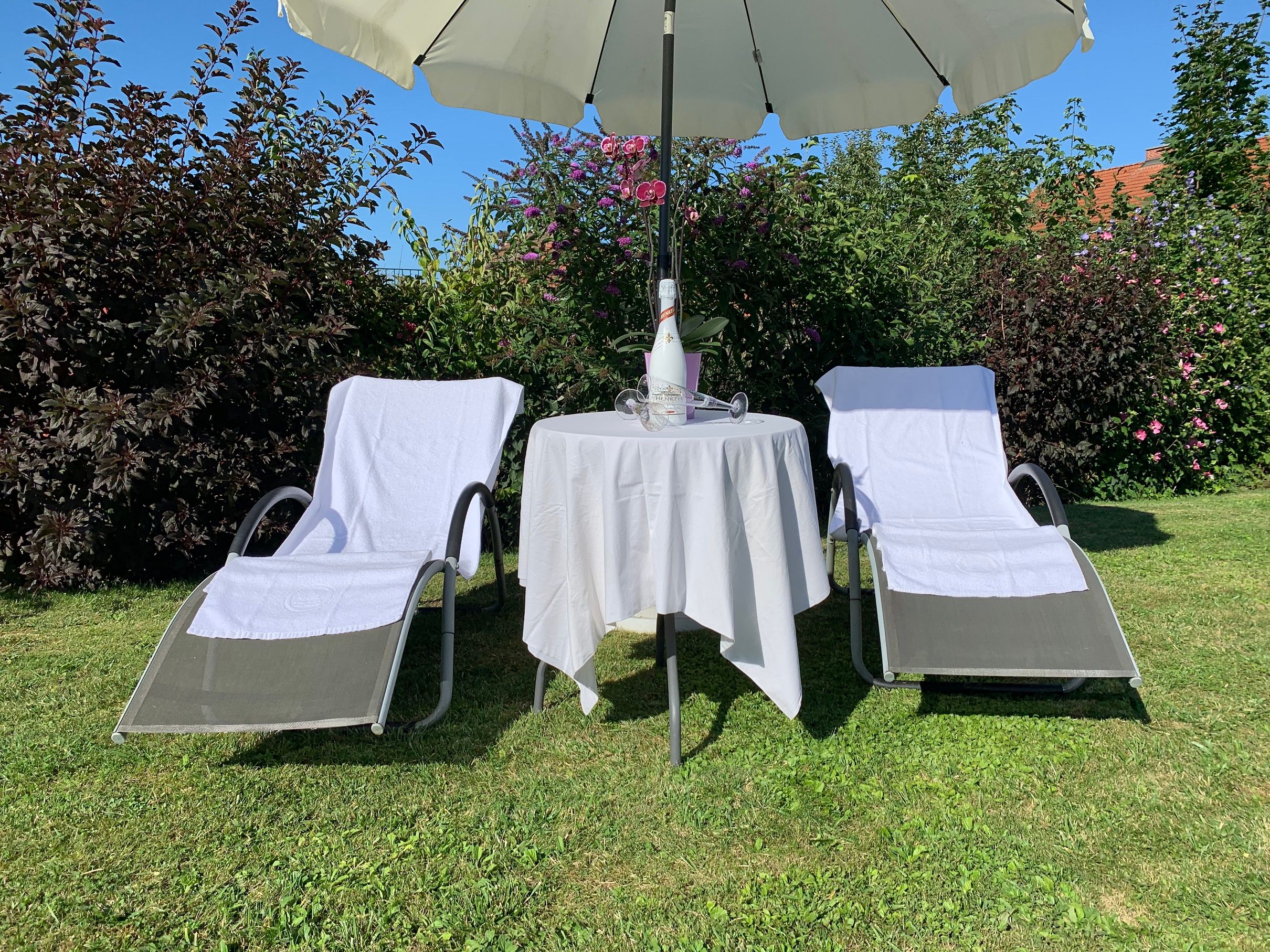 Schöner Garten mit Sitz- und Liegegelegenheiten