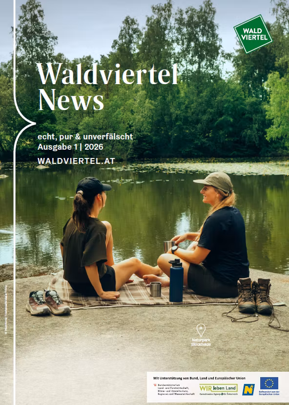 Coverbild: 2 Personen haben ihre Schuhe ausgezogen, ihre Thermoskanne geöffnet und machen auf einem Felsen an einem See im Naturpark Blockheide auf einer Picknickdecke eine Rast. 