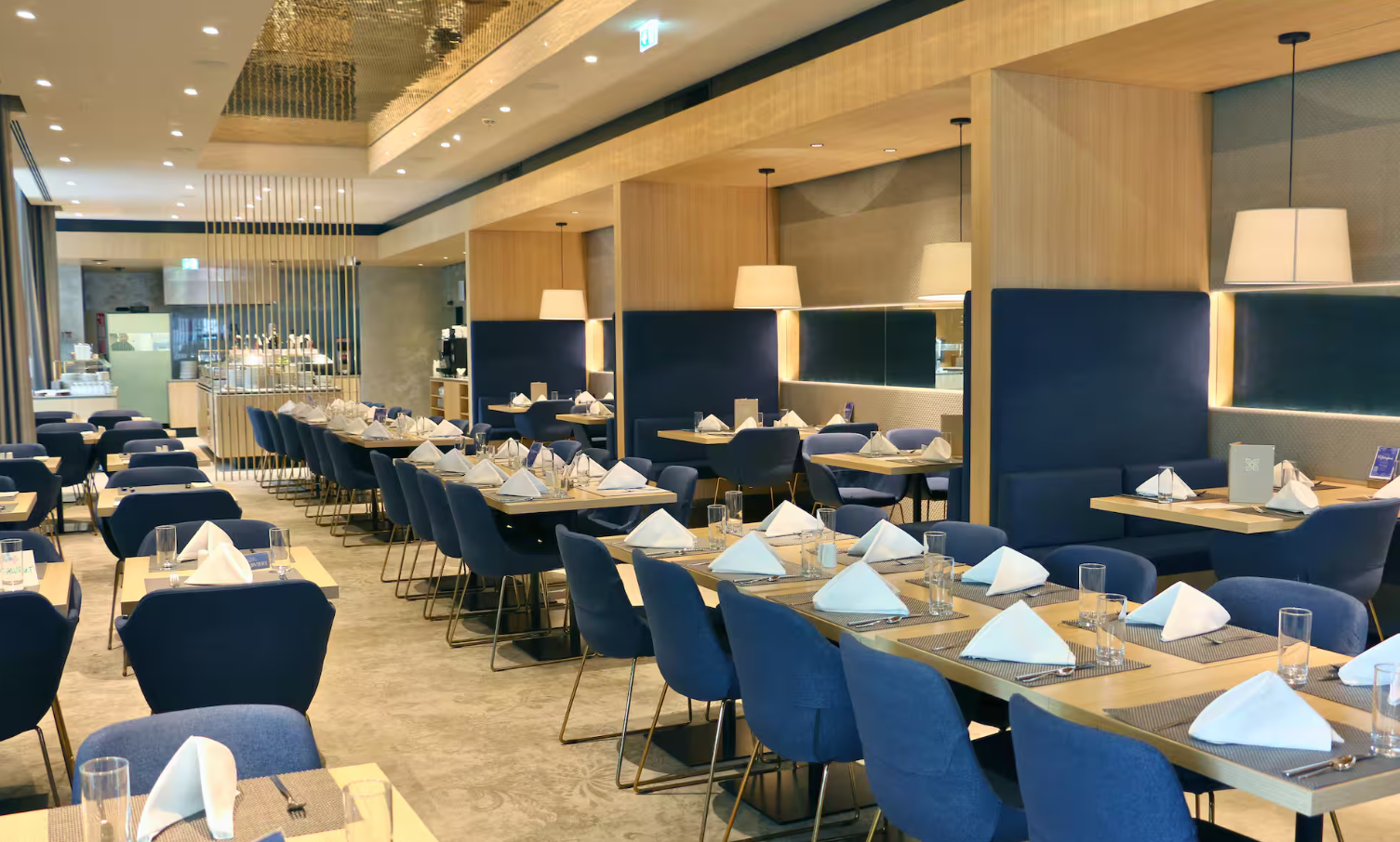 Modernes Restaurant mit blauen Stühlen von innen