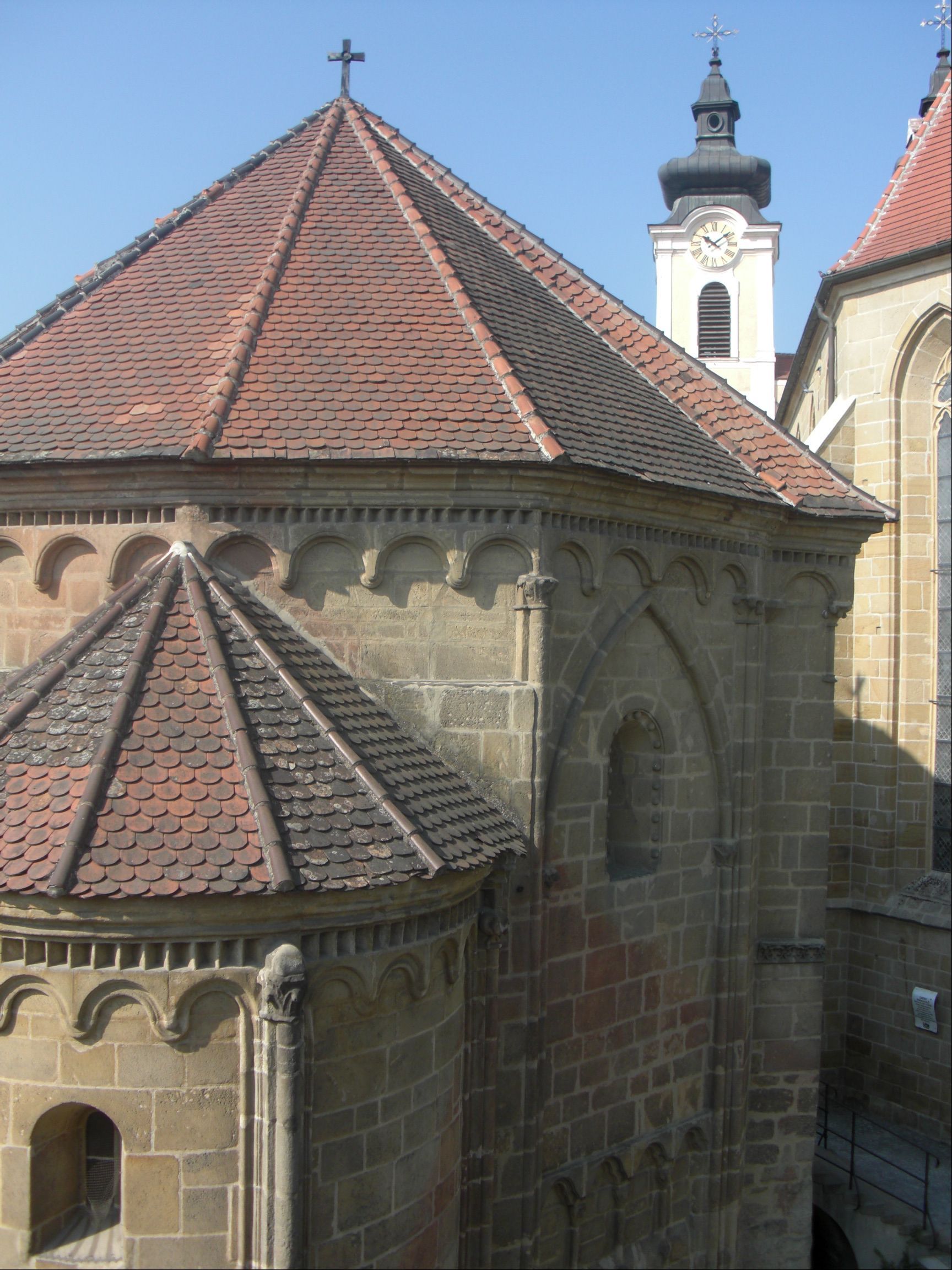 Karner Tulln mit romanischer Architektur und Kirchturm im Hintergrund.