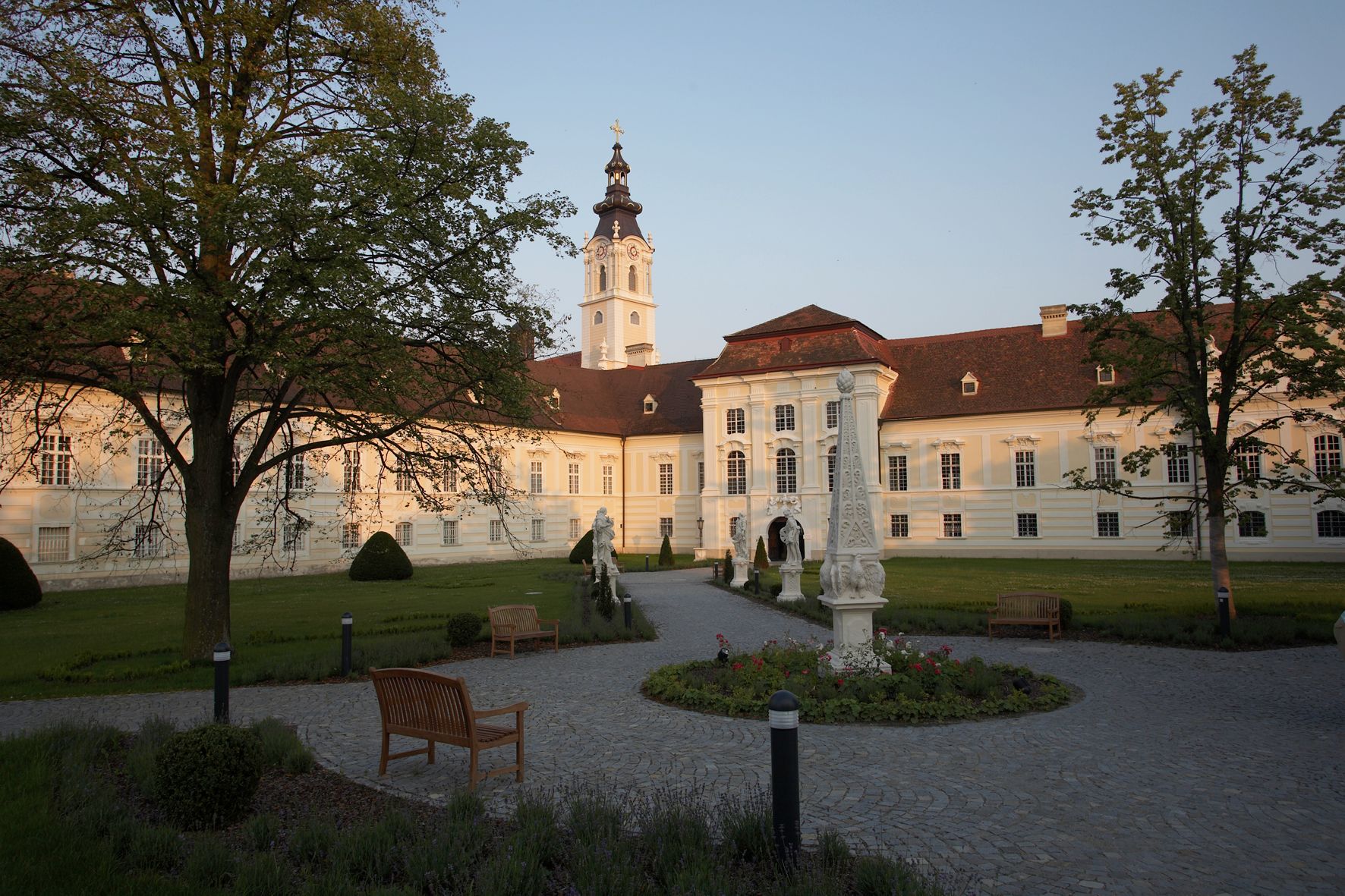 Stift Altenburg mit Garten und Skulpturen im Vordergrund.