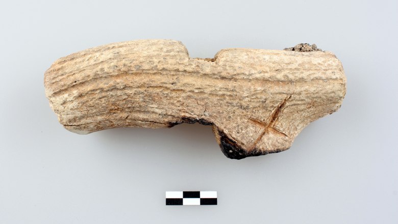 Sp&auml;tbronzezeitlicher Hammer aus Hirschgeweih mit eingeritztem X.