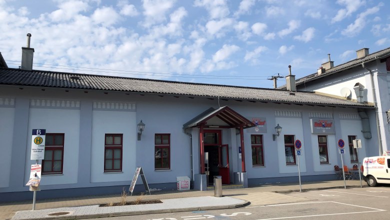 Bahnhof Ybbs-Kemmelbach mit Pizzeria und Bushaltestelle.