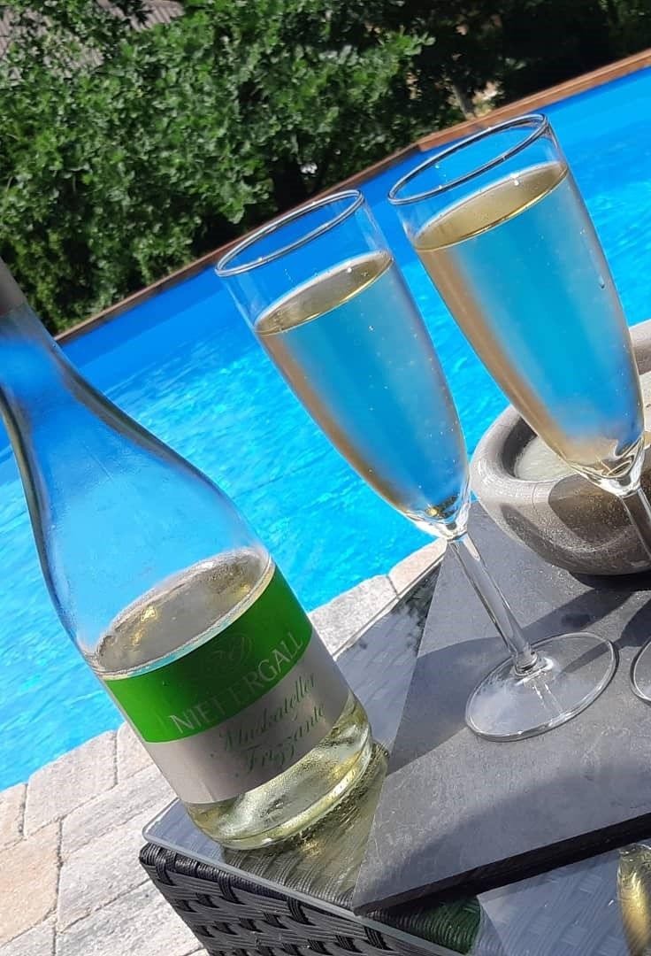 Weinbau Niefergall Wolfsthal, Muskateller Frizzante, Flasche und 2 Gläser