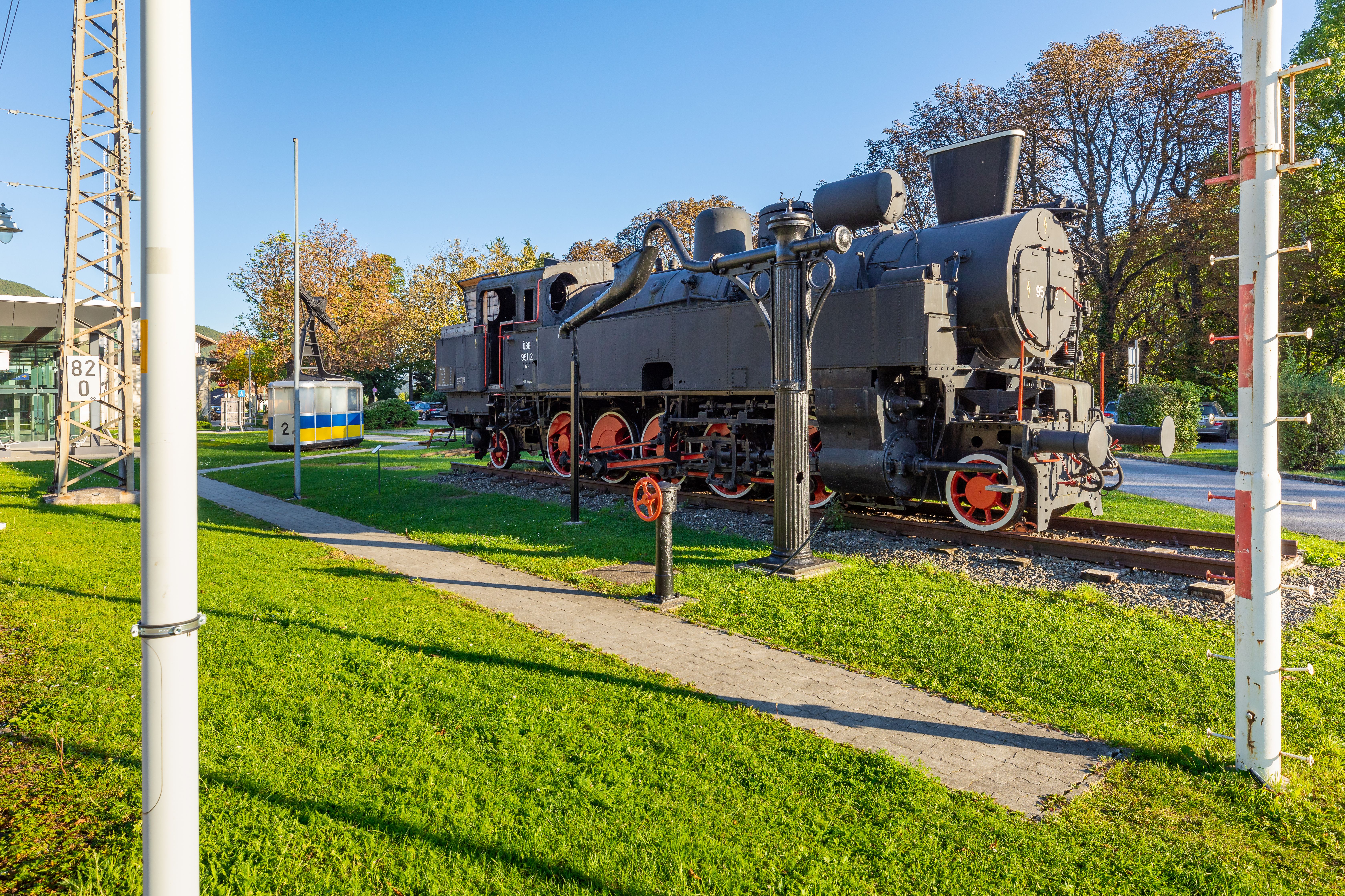 Eine Dampflokomotive ist am Bahnhof in Payerbach ausgestellt.