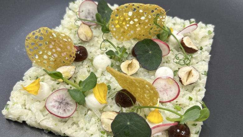 Kohlrabi & Haselnuss in Salz gebacken, Kohlrabi Tatar, Raz el Hanout Tuile, Powidl, &copy; Hakan Aybar-Steiner