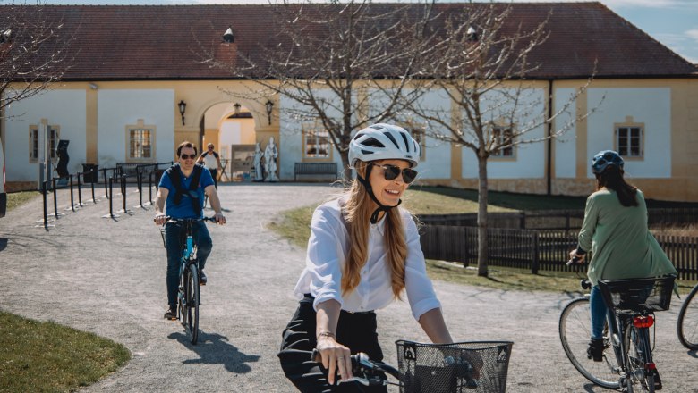 Radfahren bei Schloss Hof, &copy; Schlo&szlig; Sch&ouml;nbrunn Kultur- u. Betriebsges.m.b.H.