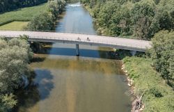 Luftaufnahme einer Brücke entlang des Ybbstalradwegs.