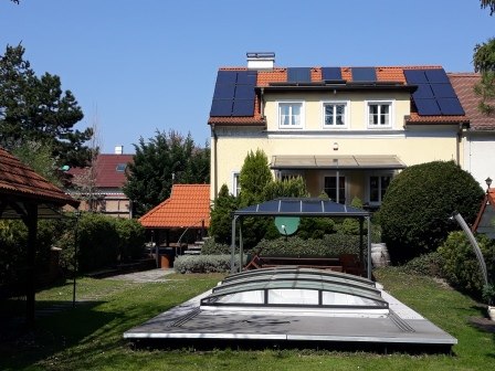 Haus mit Pool, © bed and pool Ein Haus mit Solarpanelen und einem überdachten Pool im Garten.
