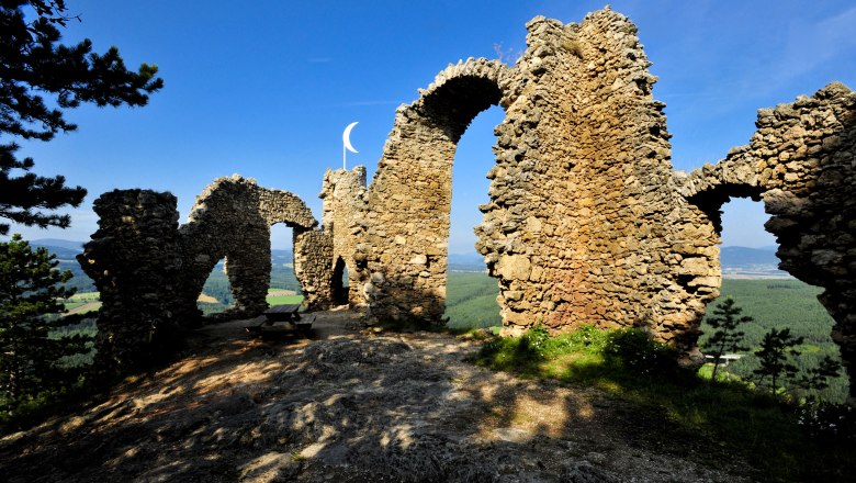 Ruinen der Burg T&uuml;rkensturz mit blauem Himmel im Hintergrund.