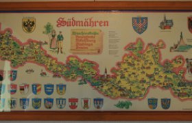 Landkarte von Südmähren mit Wappen und Illustrationen in einem Holzrahmen.