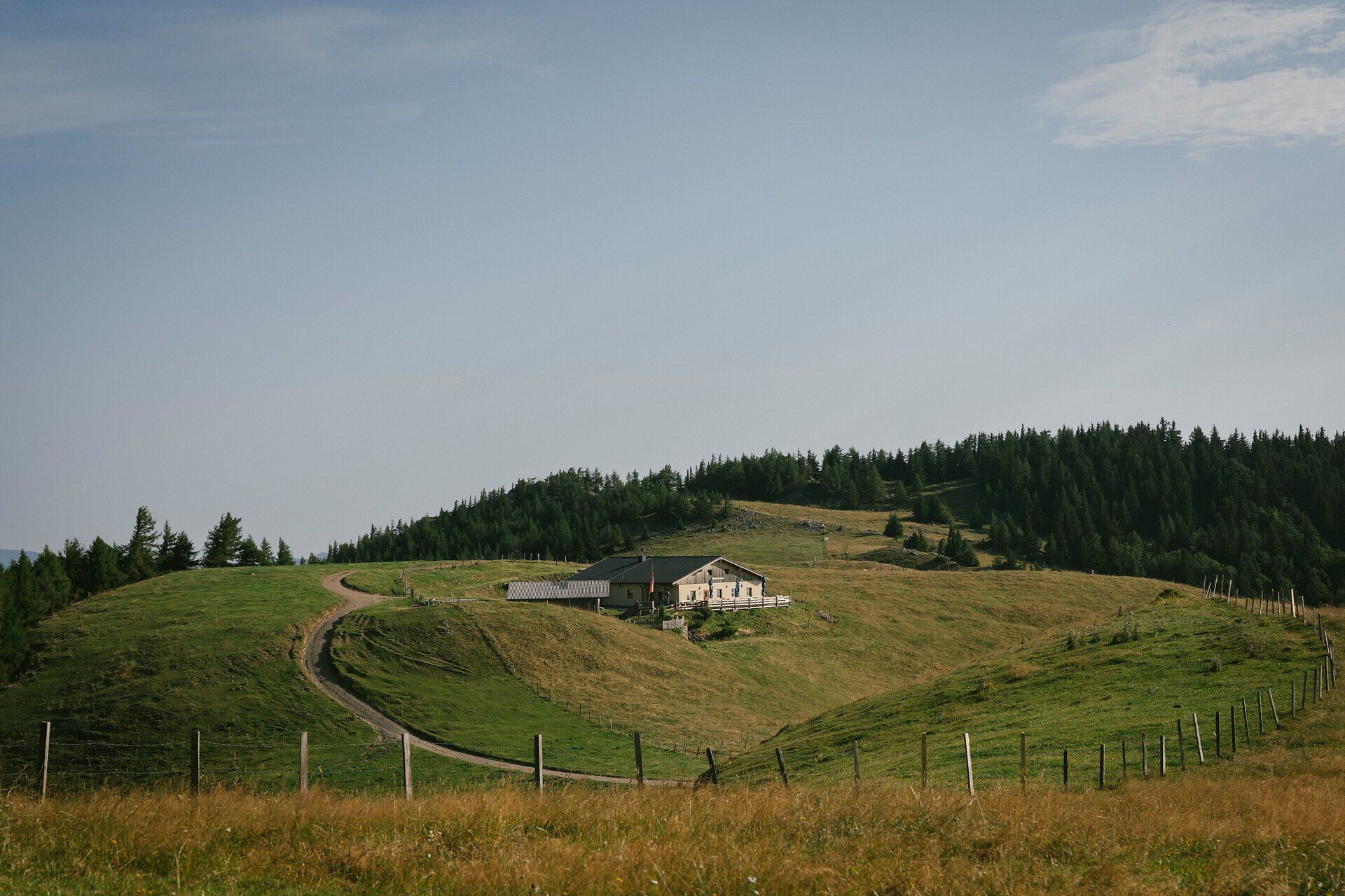 Panoramablick auf das Almreserlhaus am Schneeberg inmitten sanfter Hügel