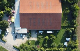 Luftbildaufnahme Tennishalle Petronell