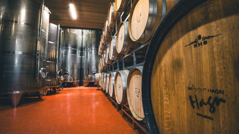 Weinkeller mit Holzf&auml;ssern und Edelstahltanks.