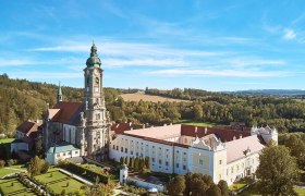 Luftaufnahme des Zisterzienserstifts Zwettl in einer l&auml;ndlichen Umgebung.