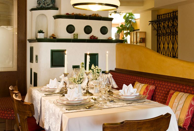 Elegantes Restaurant mit gedecktem Tisch und Kerzen.