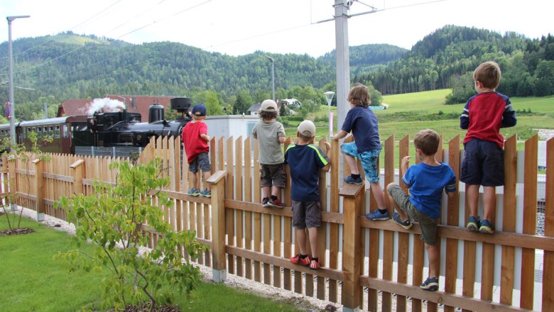 Die alte Dampflok &uuml;bt eine besondere Faszination auf die Kleinen aus, &copy; Veronika Bukovec