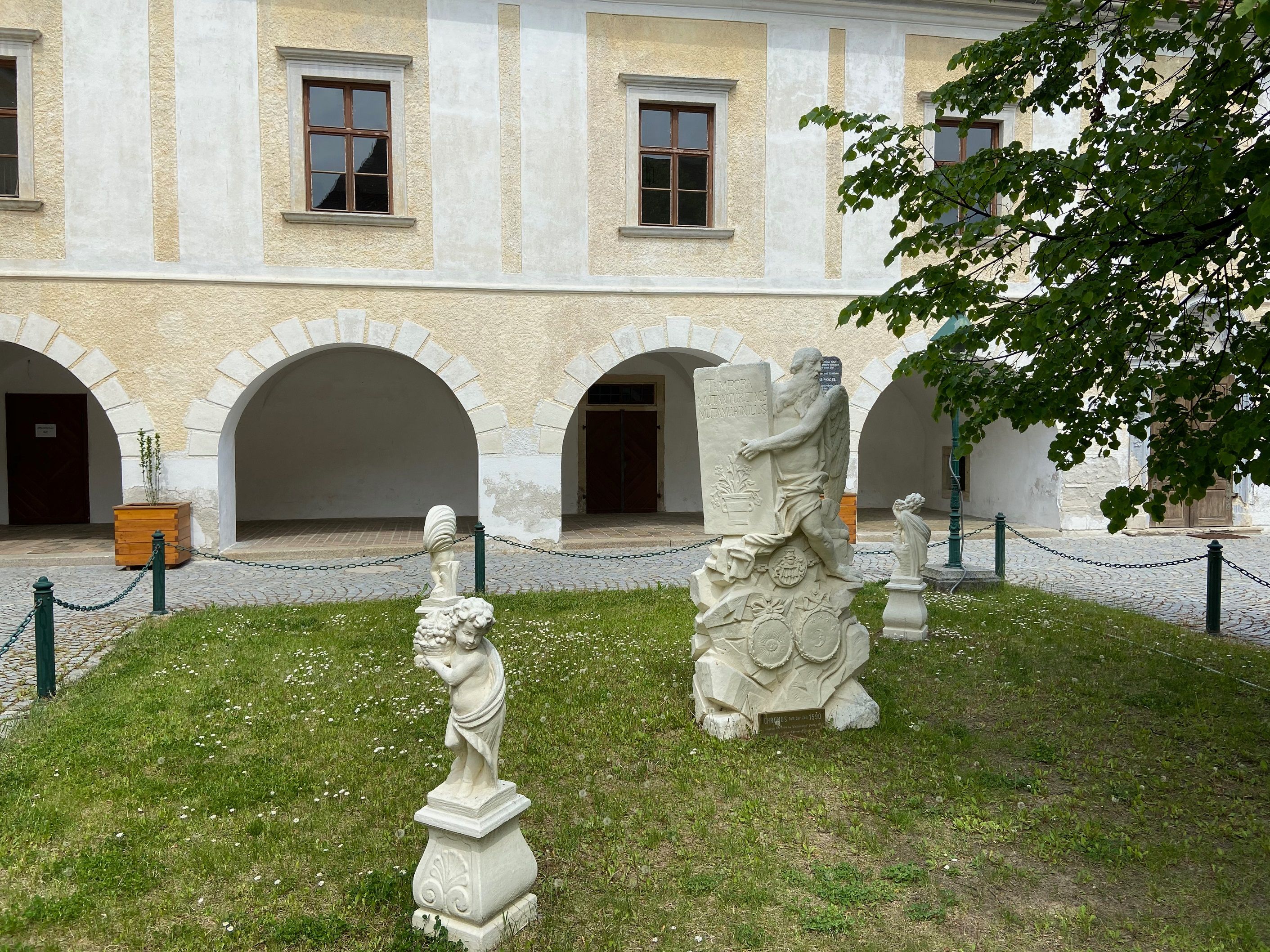 Skulpturen im Hof des Heimat- und Gewerbemuseums Pulkau.