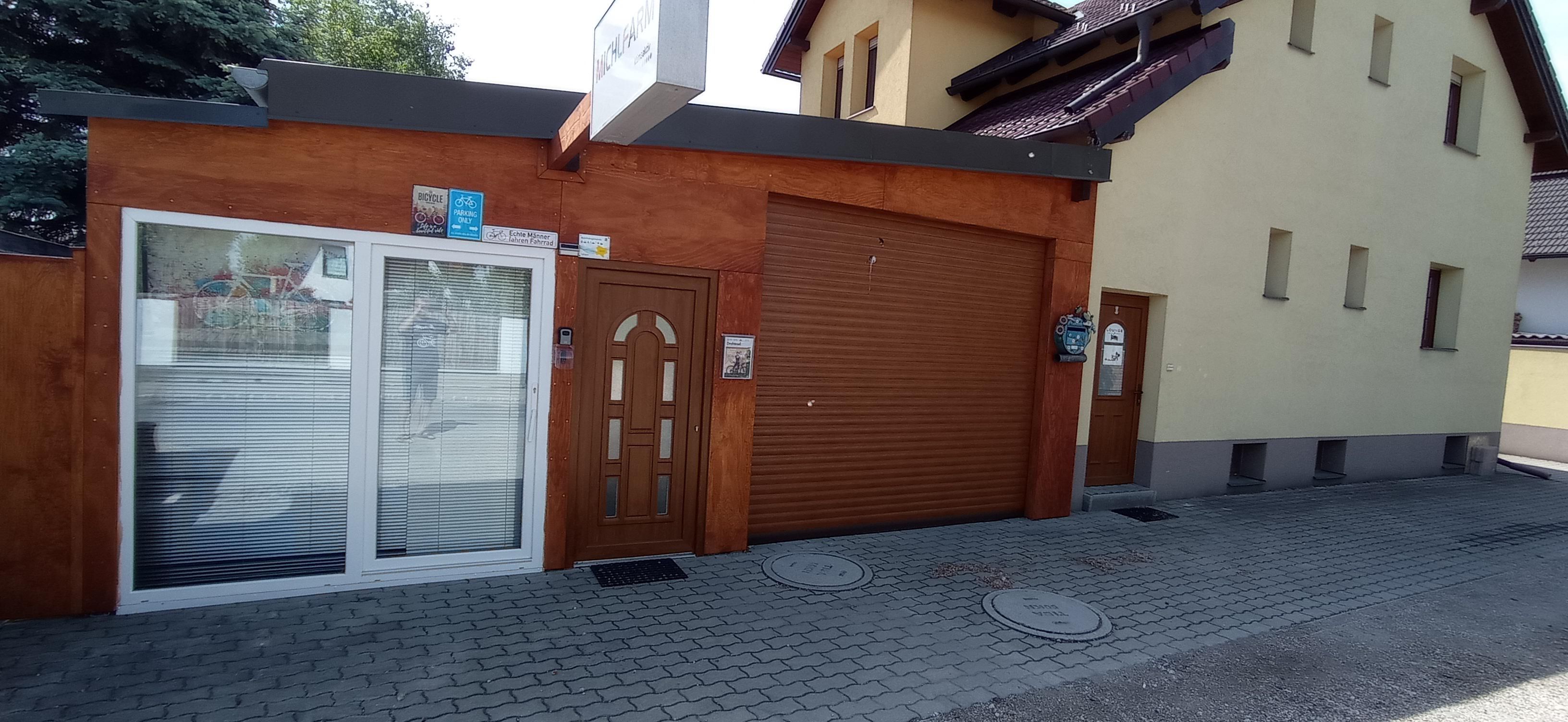 SChaufenster und Eingangstüre 