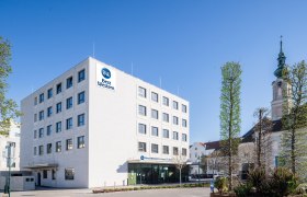 Best Western Hotel in Tulln neben einer Kirche.