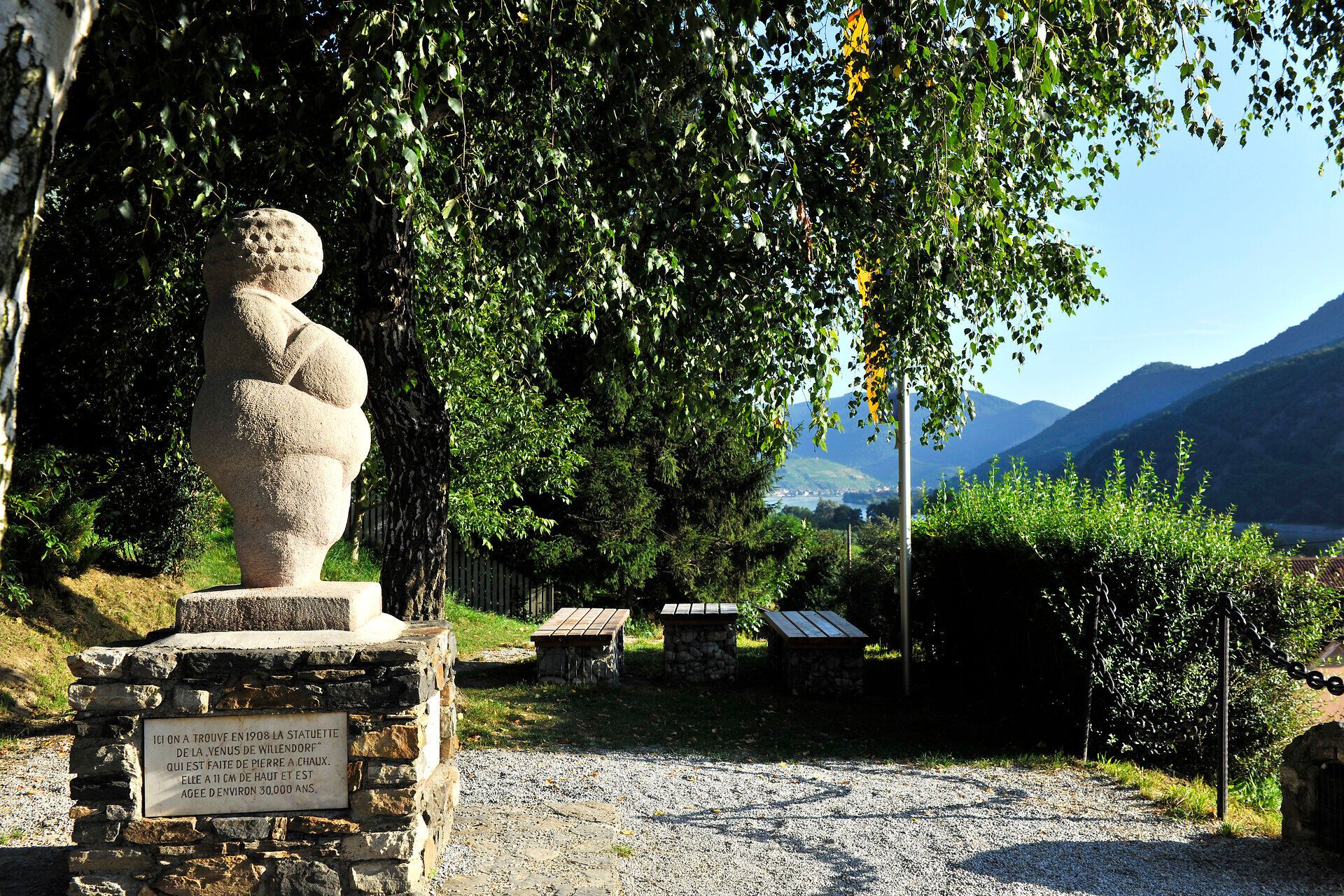 Umgeben von sanften Hügeln und üppigem Grün strahlt die Venus von Willendorf eine zeitlose Anziehungskraft aus. Die ruhige Atmosphäre lädt dazu ein, in die Geschichte einzutauchen und die Schönheit der Natur zu genießen.