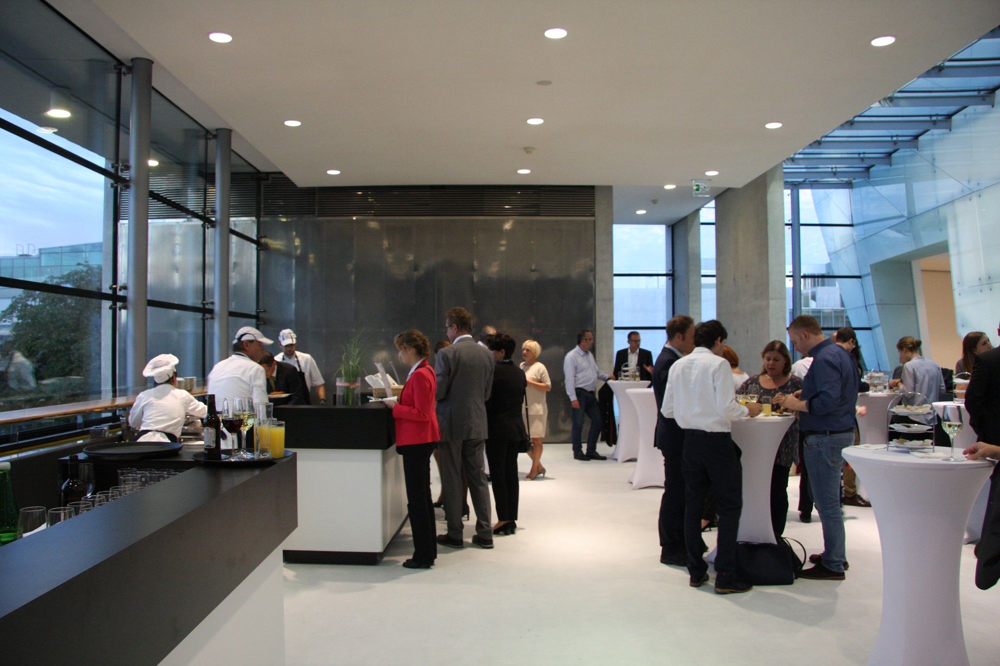 Menschen bei einem Empfang im Festspielhaus St. Pölten.