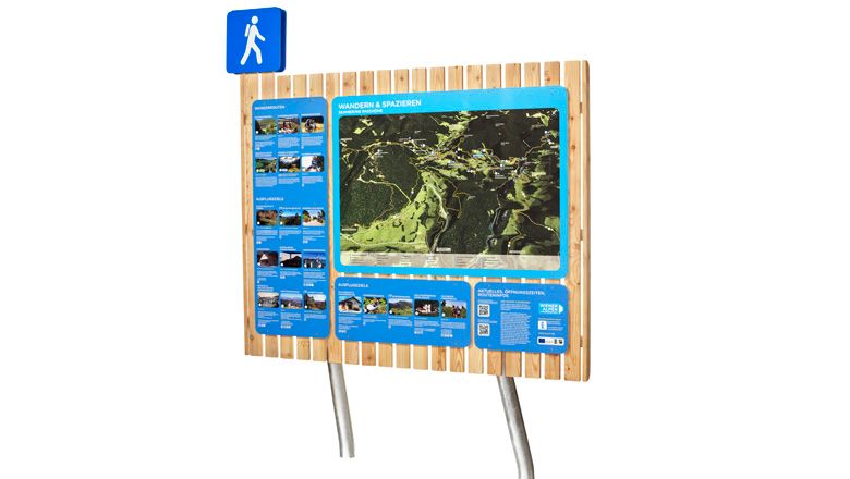 Wanderweg-Infotafel mit Karte und Informationen.