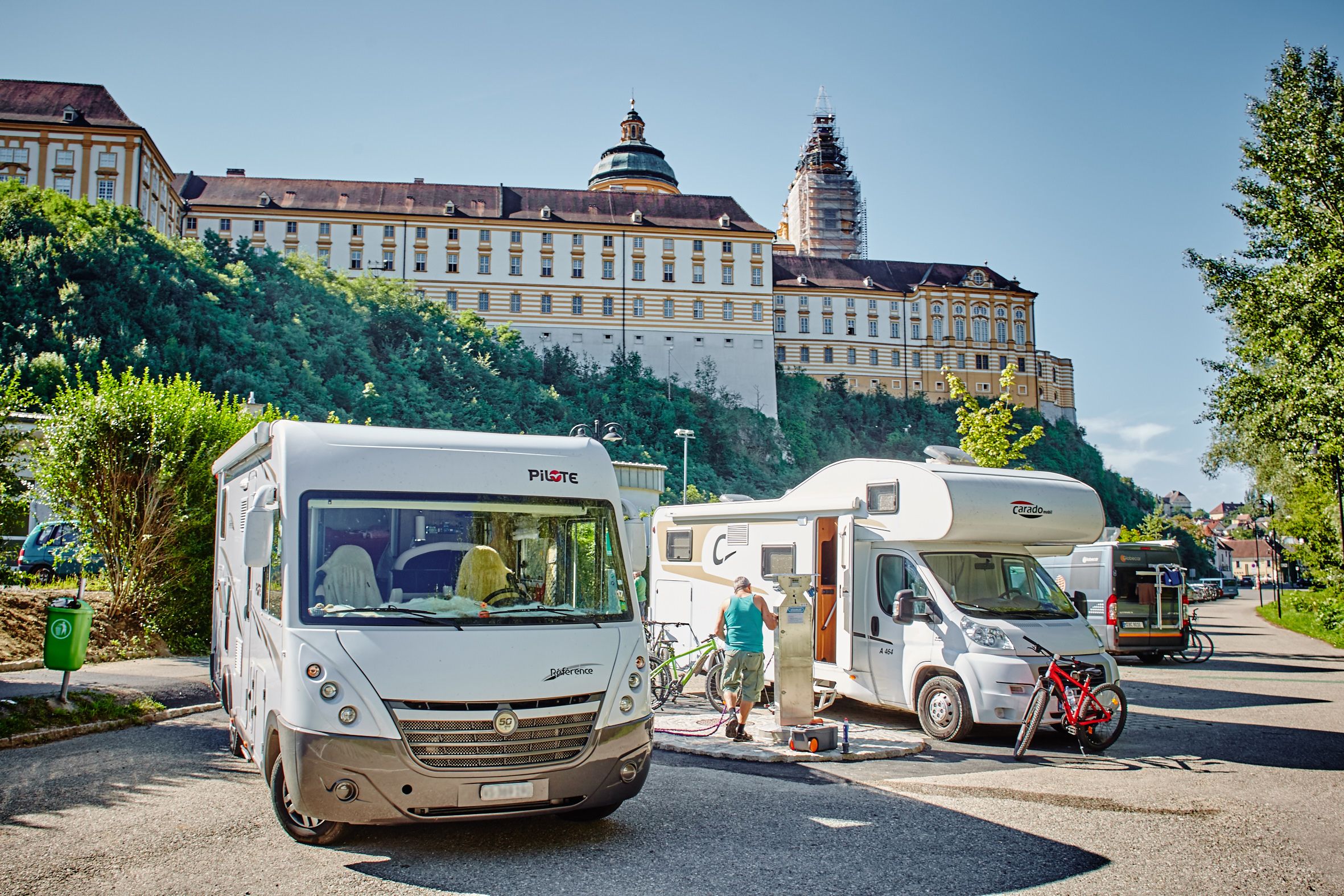 Wohnmobilstellplatz mit Wohnmobilen vor dem Stift Melk in Österreich.