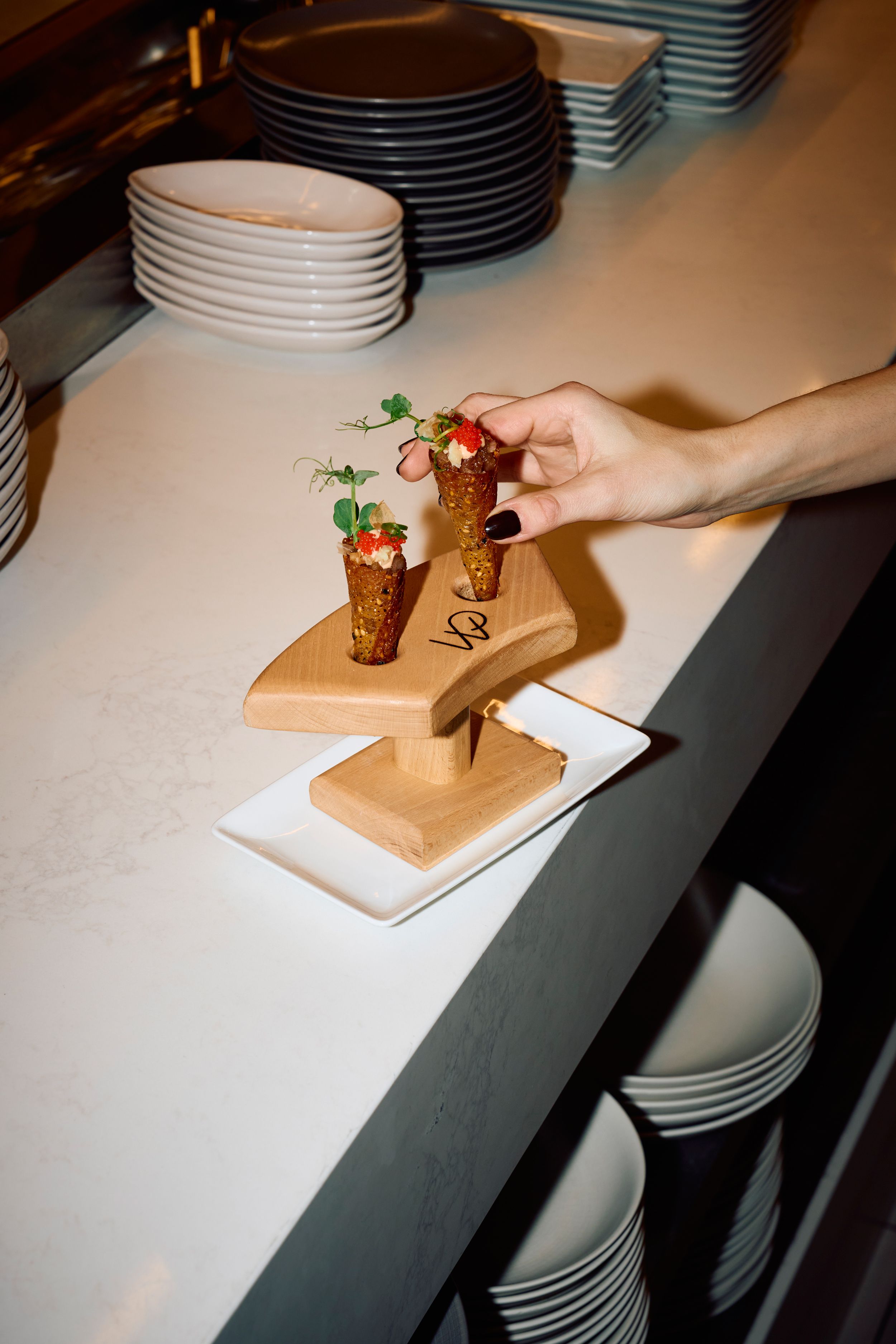 Wolfgang Puck Kitchen + Bar, Kleine Speise in einem Holzteller