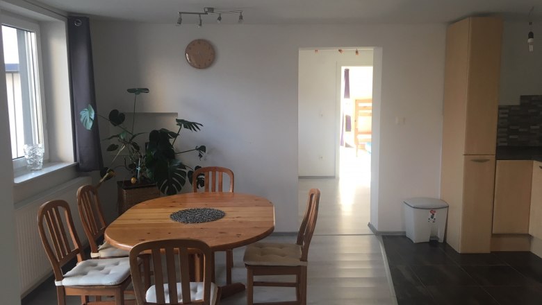 Küche & Esszimmer, Ferienwohnung Brandstetter Kathi, Frauenhofen, © Brandstatter-Mszyca Kathi Wohnzimmer mit Esstisch und 6 Stühlen