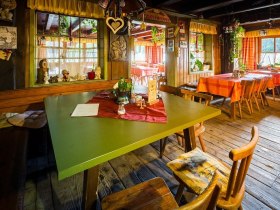 Gem&uuml;tliche Stube auf der Herrgottschnitzerh&uuml;tte, &copy; Wiener Alpen, Christian Kremsl