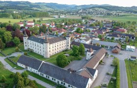 Luftaufnahme Schloss Wolfpassing mit Blick auf Steinakirchen, © Lukas Hürner