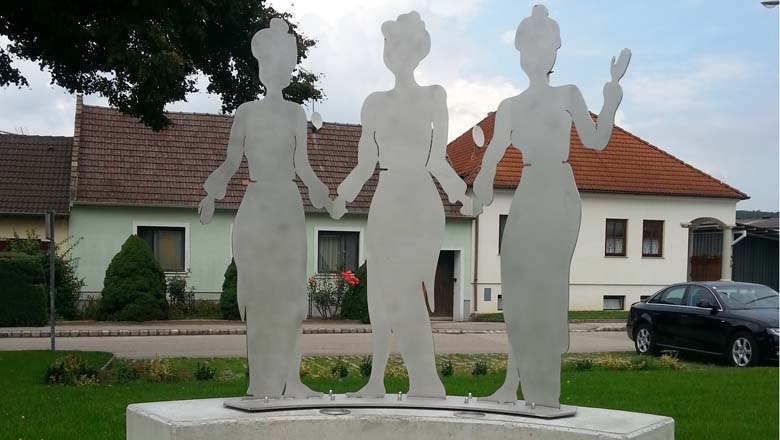 &bdquo;Drei Frauen&ldquo; in  Frauendorf an der Schmida, &copy; Gemeinde Sitzendorf/ Schmida