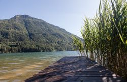 Modernes Haus mit Berg im Hintergrund an einem sonnigen Tag.