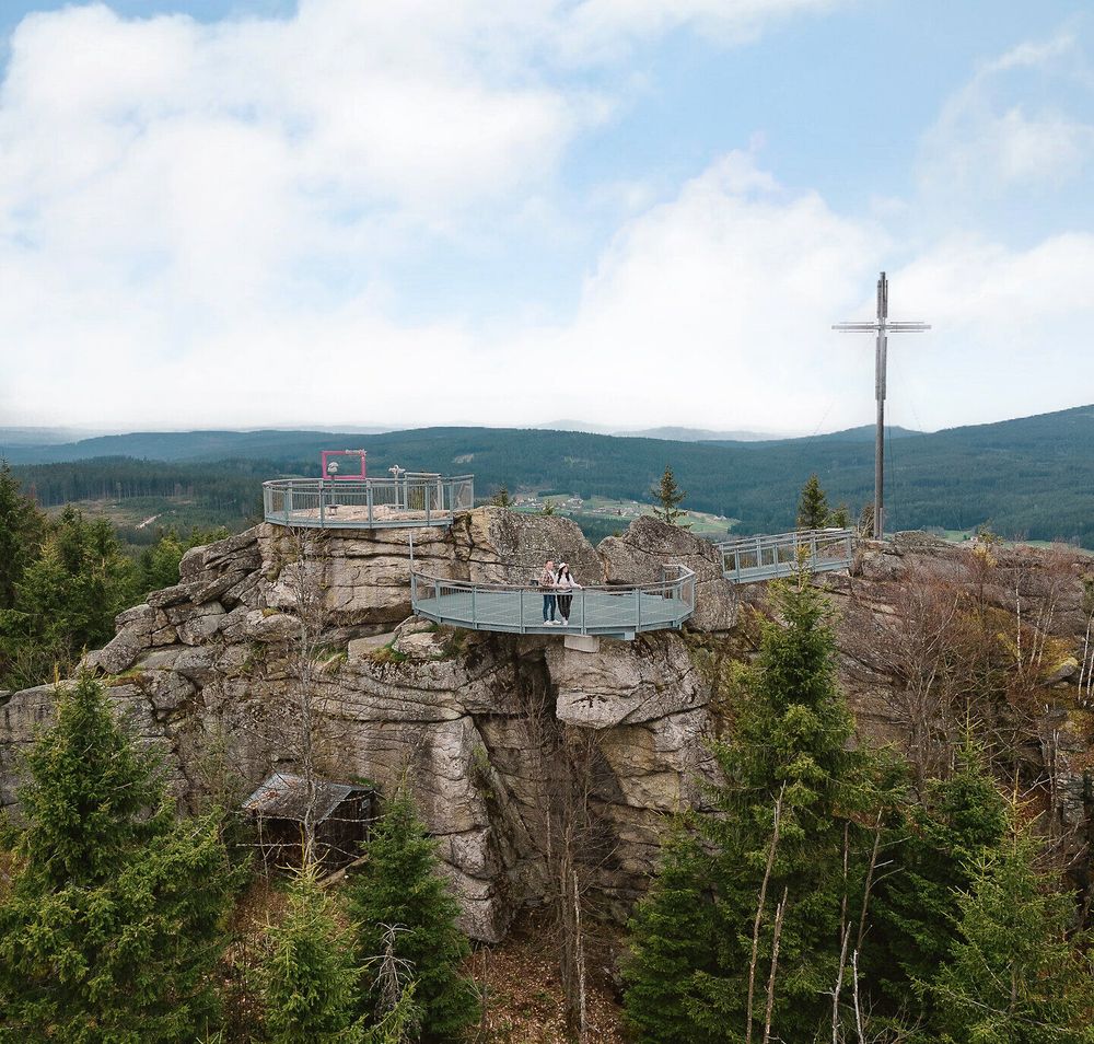 Auf dem Nebelstein erwartet Wanderer eine atemberaubende Aussicht über die umliegenden Berge und Wälder. Die frische, klare Luft und das sanfte Rauschen der Bäume schaffen eine entspannende Atmosphäre, die zum Verweilen einlädt. Hier wird der Sommer in den Bergen zum unvergesslichen Erlebnis.
