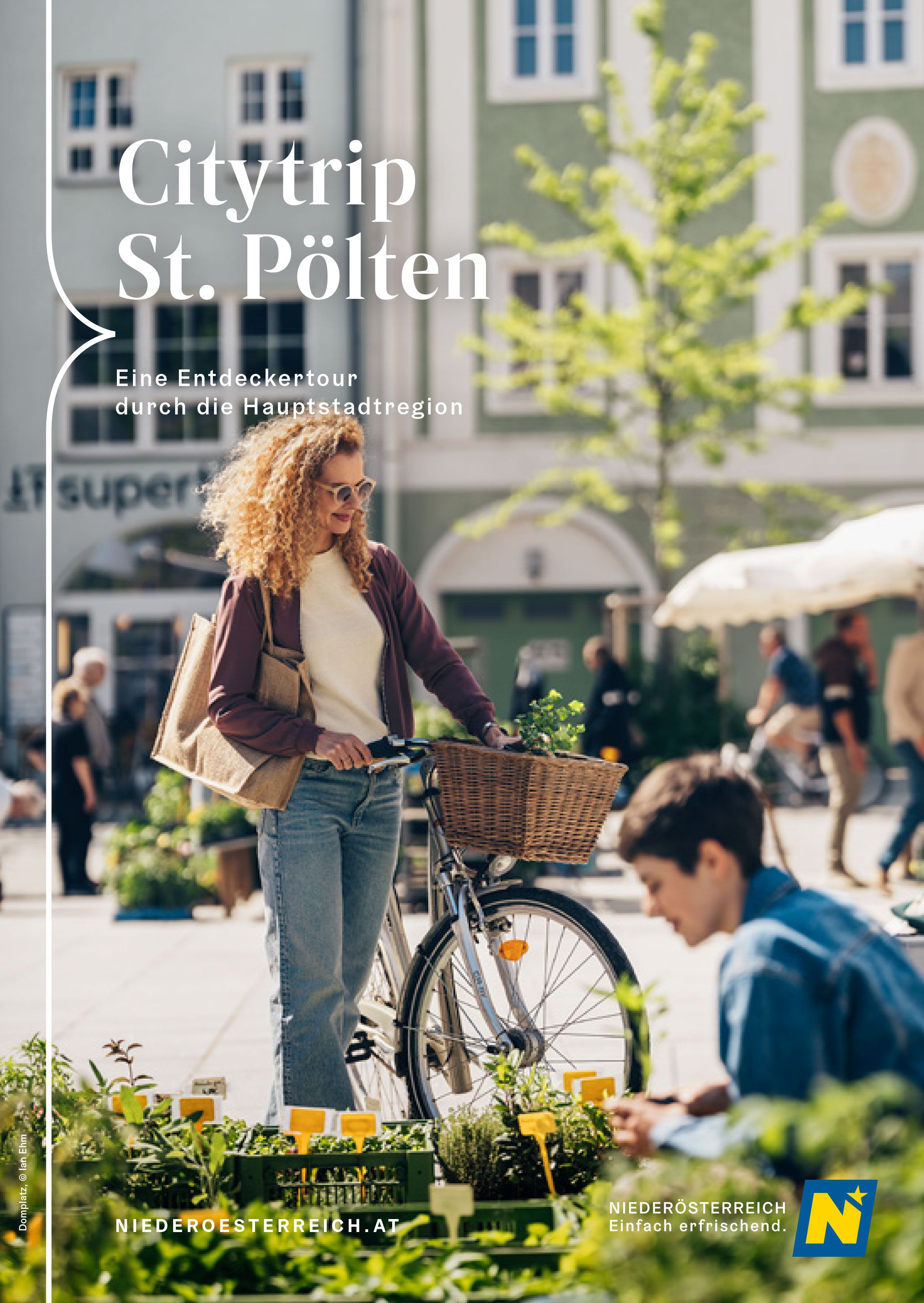 Coverbild der Broschüre Citytrip St. Pölten: 2 Frauen kaufen am St. Pöltner Wochenmarkt Kräuter. 