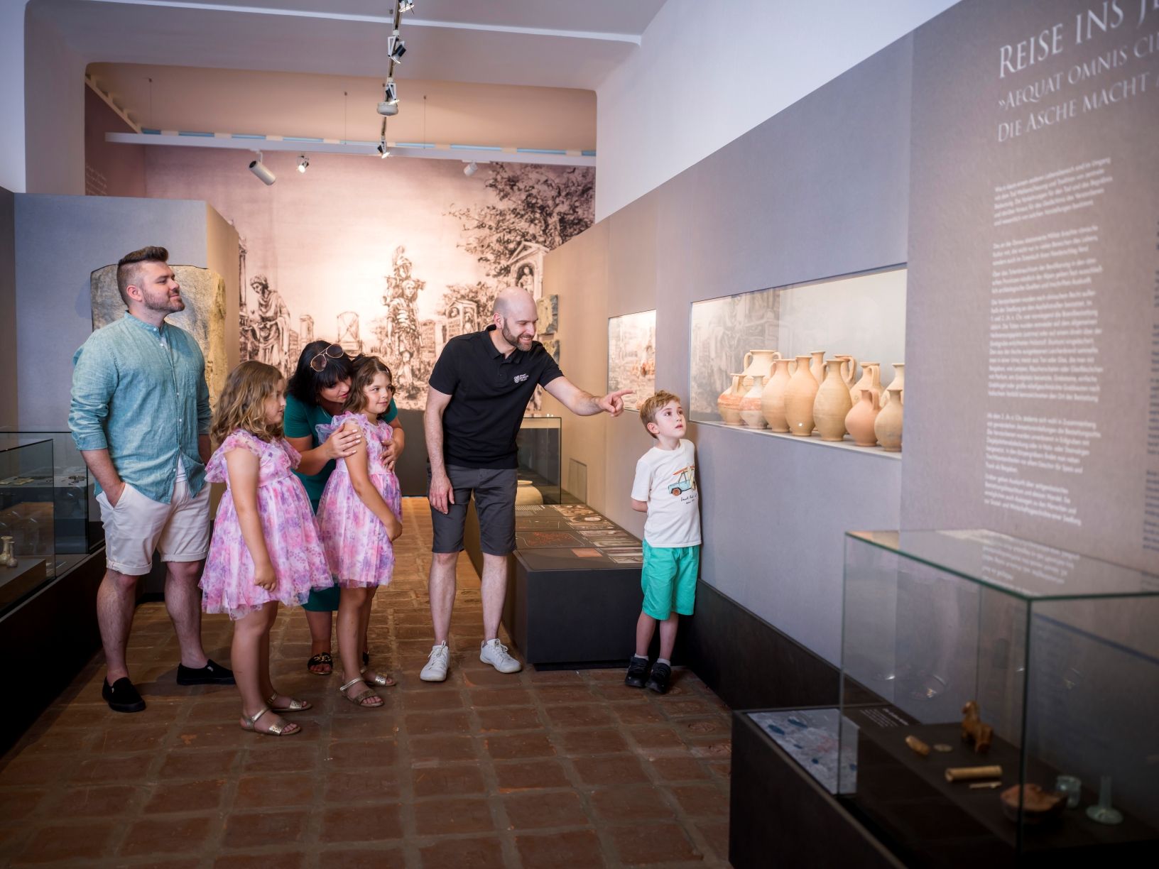 Kinder und Erwachsene besichtigen antike Keramikvasen im Stadtmuseum,