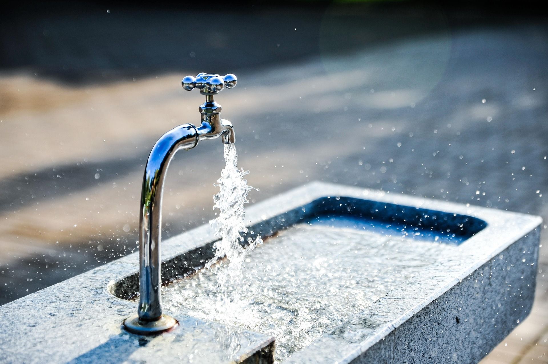 Ein Trinkbrunnen mit fließendem Wasser im Freien.