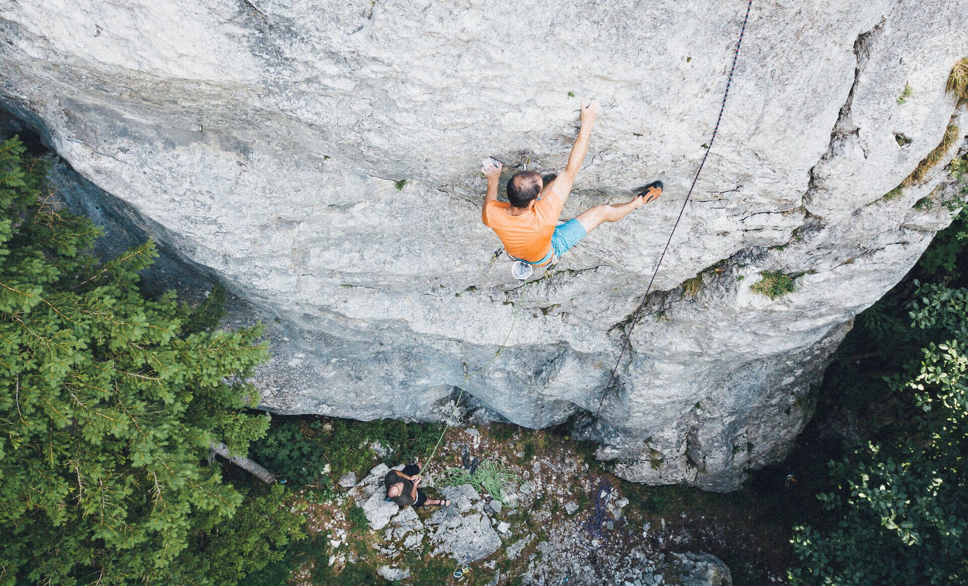Ein mutiger Bergsteiger erklimmt die steilen Felsen des Schneebergs, umgeben von der majestätischen Natur der Wiener Alpen. Die frische Bergluft und die atemberaubende Aussicht auf die umliegenden Wälder schaffen ein unvergessliches Erlebnis für Abenteurer und Naturliebhaber.