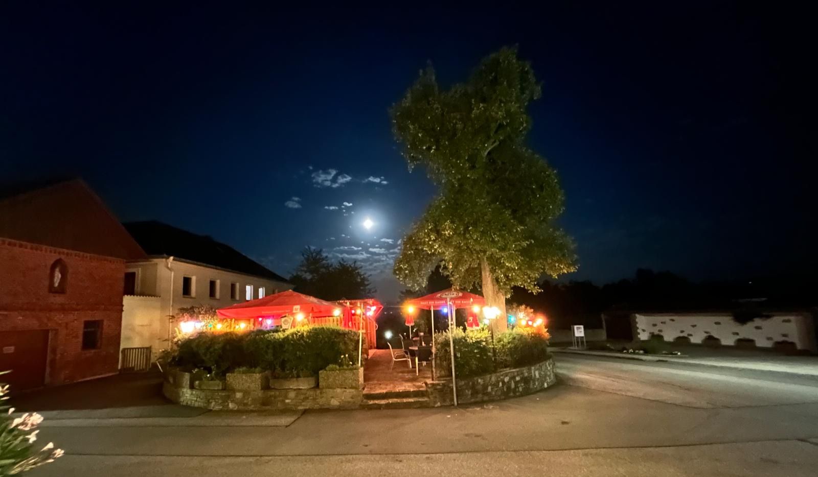 Abendstimmung im Gastgarten des Gasthofs Zatl