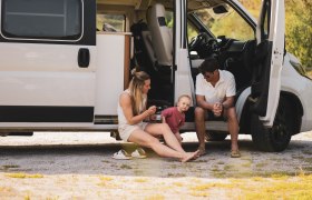 Familie mit einem Campingbus