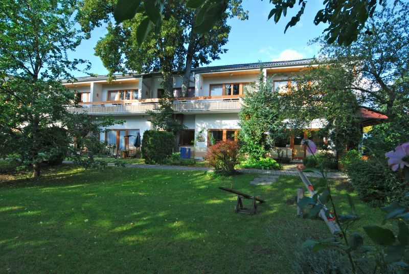 Appartementhotel Witzmann mit Garten und Bäumen.