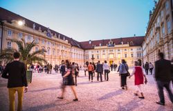 Die Barocktage im Stift Melk ziehen zahlreiche Besucher an, die in festlicher Stimmung durch den malerischen Innenhof schlendern. Die sanften Farben des Abendhimmels und die beeindruckende Architektur schaffen eine zauberhafte Atmosphäre, die zum Verweilen einlädt.