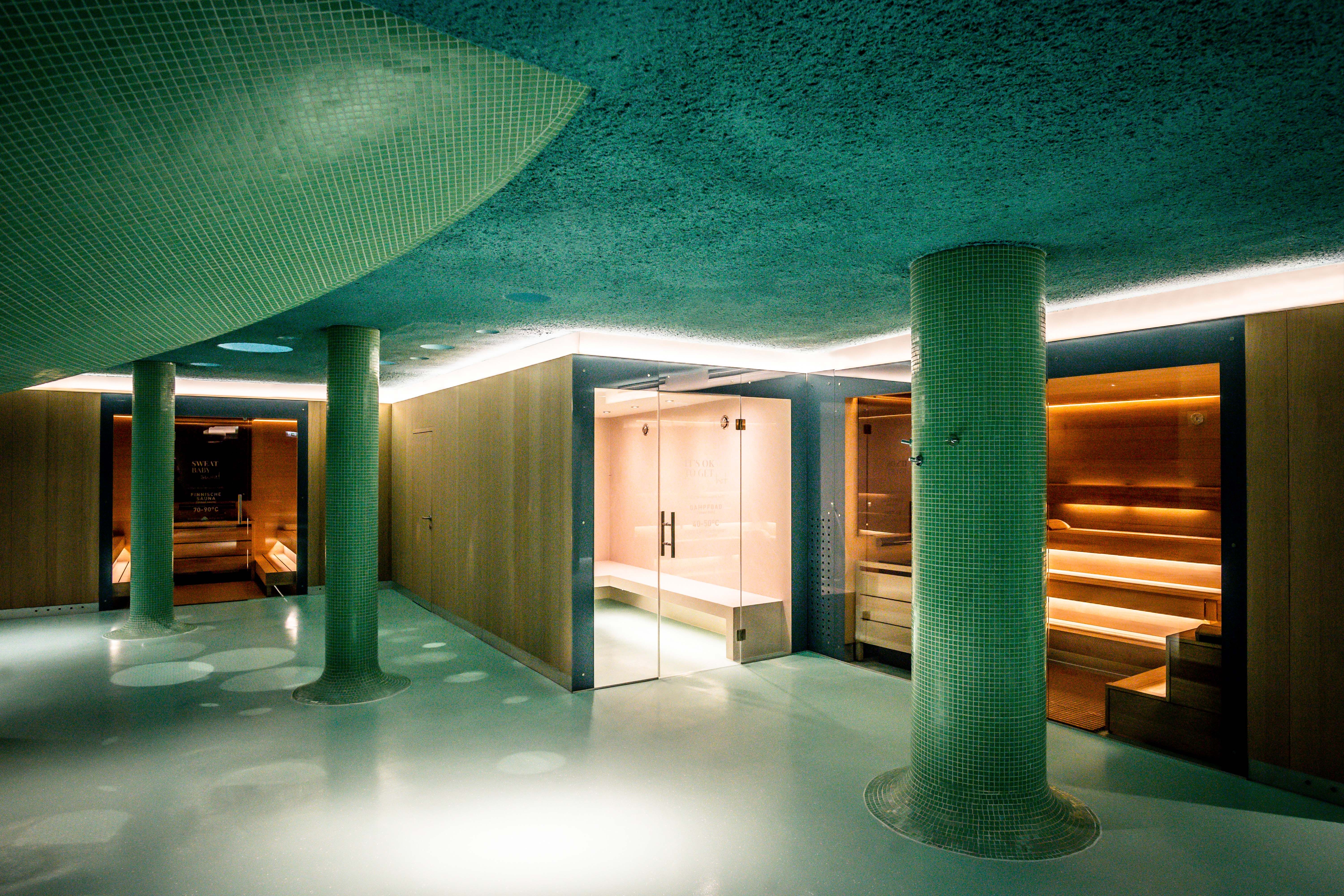 Modernes Gebäude mit Pool und Terrasse im Vordergrund.