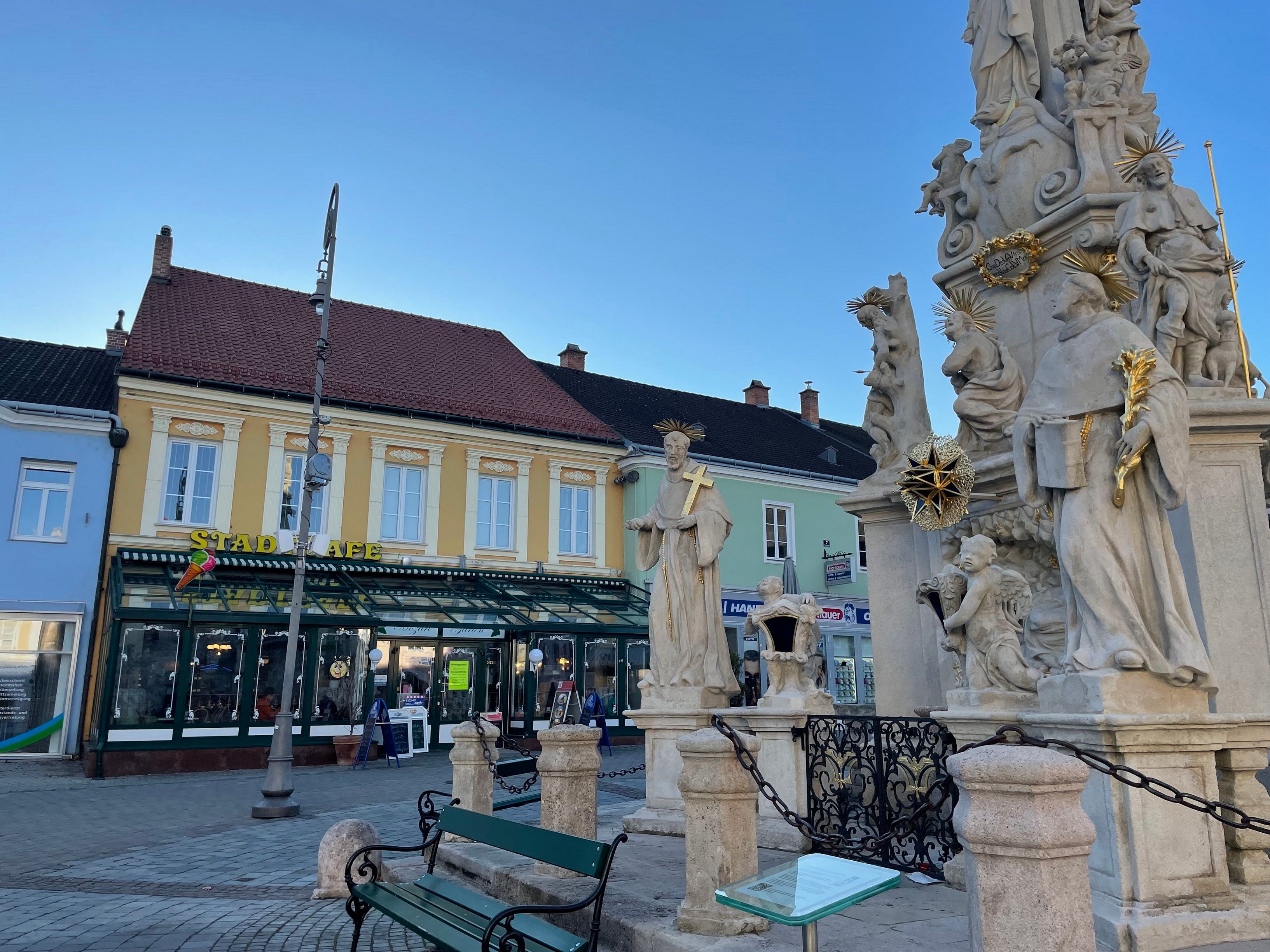 Stadtcafe Neunkirchen mit Statue im Vordergrund.