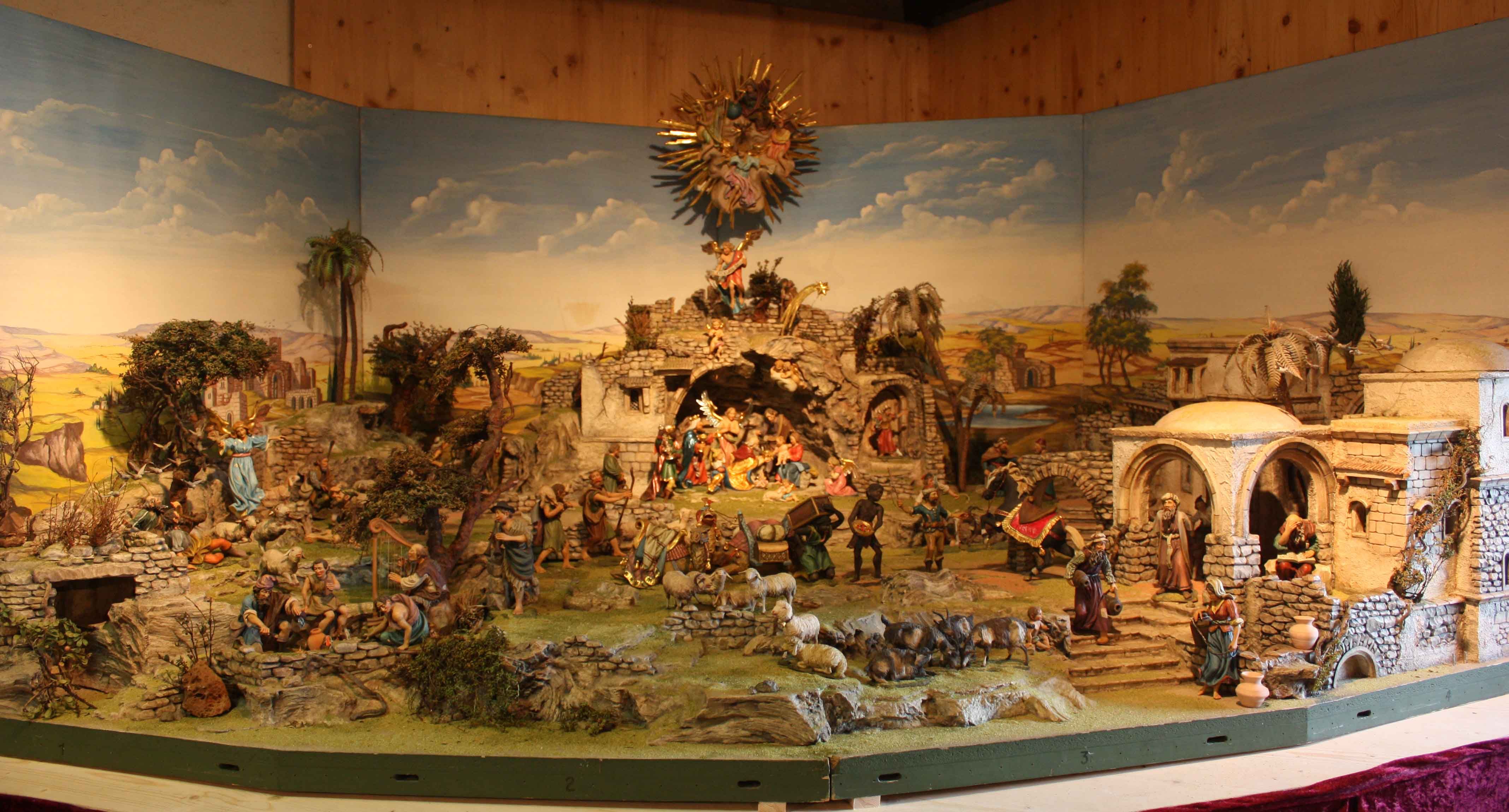 Alpenländische Krippe mit Figuren und Landschaft.